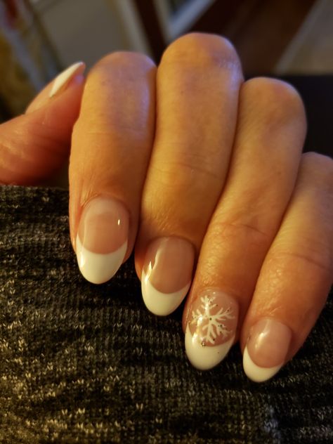 Christmas Nails Gels Short, Short Nail Xmas Designs, Christmas Nails Non Acrylic, Preppy Winter Nails Short, White Chrome Nails Christmas, Christmas Winter Nails Short, French Tips With A Snowflake, Winter Break Nails, Cute Christmas Nails For Teens