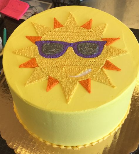 Fun in the sun cake! - Cake #015. Fun In The Sun Cake, Sun Shaped Cake, Sun Cake Design, Sun Cake Birthday, Sun Birthday Cake, Around The Sun Cake, Niall Birthday, Lemon Birthday Cakes, Chocolate Box Packaging