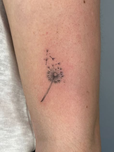 Fineline Tattoo Dandelion, Dandelion Remembrance Tattoo, Fluffy Dandelion Tattoo, Small Dandelion Tattoos For Women, Dandelion And Moon Tattoo, Dandeline Flower Tattoo, Dandelion Semi Colon, Tiny Tattoos Dandelion, Dendalions Flower Tattoo