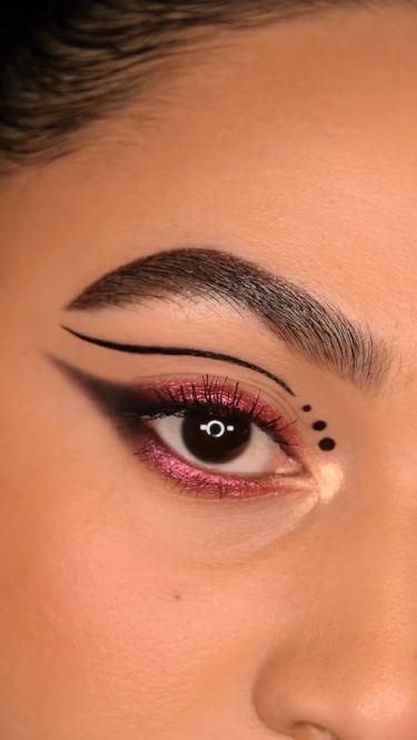 Darth Vader Makeup, Winged Eye Makeup, Sith Makeup, Eye Makeup Idea, Festival Eye Makeup, Disfraz Star Wars, Star Wars Makeup, Winged Eye, Makeup Tutorial Eyeliner