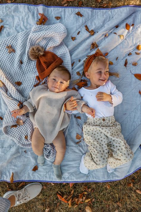 Family Picture Hairstyles Mothers, Fall Picnic Aesthetic, Sesion Ideas, Kid Photoshoot, Ig Pictures, Fall 1st Birthdays, Fall Minis, Pumpkin Patch Pictures, Toddler Pictures