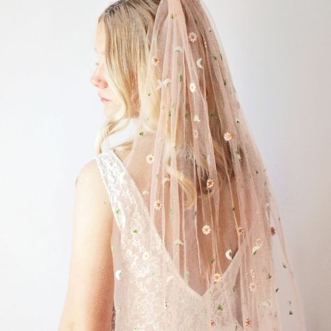 Daisy Veil, Degree Party, Fun Veil, Wildflower Veil, Veil Flowers, Floral Wedding Veil, Unique Wedding Veils, Blush Veil, Floral Wedding Veils