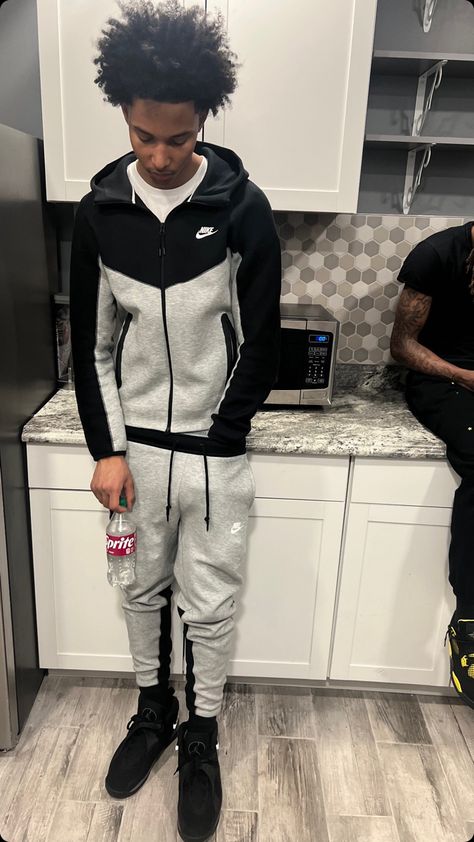 Drippy Outfit Men, Black Nike Tech Outfit, Nike Tech Outfit Men, Drip Poses, Nike Tech Outfit, Sp5der Hoodie Outfit, White Nike Tech, Hood Drip, Takuache Outfits Guys