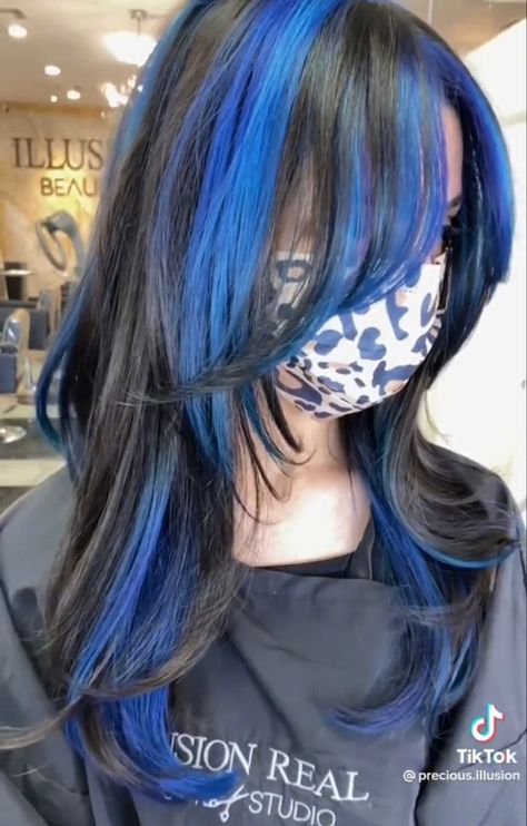 Chunky Highlights, Blue Chunky Highlights, Blue Hair Highlights, Skunk Hair, Hair Inspiration Long, Hair Color Underneath, Hair Color Streaks, Vlasové Trendy, Hair Inspiration Short