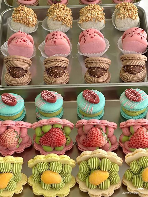 Macaroons Decoration, Kue Macaroon, Pretty Alcoholic Drinks, Pink Desserts, Macaron Cookies, Macaroon Recipes, Sweet Dishes Recipes, Pretty Dessert, Cute Baking