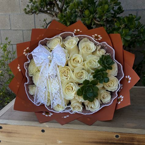 Barro bouquet a estilo @bouquetsbykarla ✨ Dm to order with @bouquetsbykarla ! • • • #florist #inlandempire #ramos #rosebouquet #bouquet Barro Bouquet, Autumn Bouquet, Fall Bouquet, Bday Gifts, Ribbon Bouquet, Creative Flower Arrangements, Business Idea, Rose Bouquet, Florist