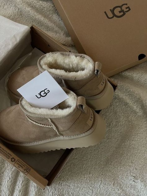 ugg mini boots for winter /cutest boots for the winter 2024 :)😍 Ugg Classic Mini Platform, Classic Mini Ii Boot, Ugg Mini Boots, Cute Uggs, Ugg Boots Outfit, Pretty Sneakers, Ugg Ultra Mini, Pretty Shoes Sneakers, Ugg Mini