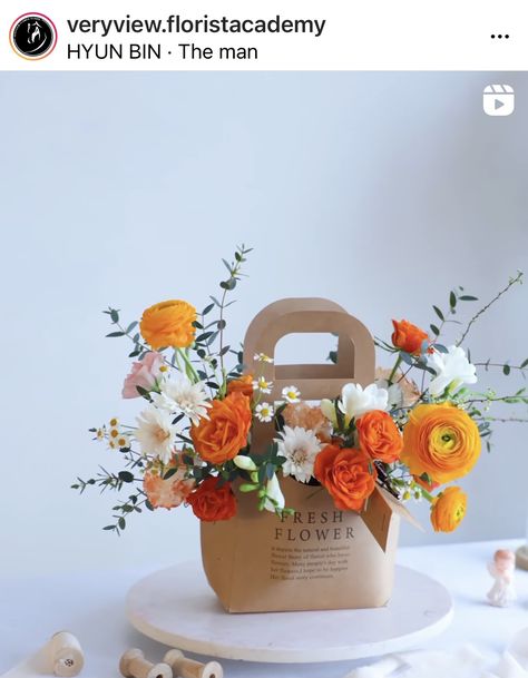 Floral Mechanics, Rustic Wedding Favors, How To Wrap Flowers, Paper Basket, Single Rose, Floral Bags, Flower Bag, Fresh Flower, Flower Boxes