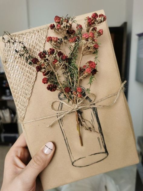 Tessuti & Fantasie added a new photo. - Tessuti & Fantasie Brown Paper Wrapped Flowers, Creative Wrapping Ideas Birthday, Vintage Gift Wrapping Ideas, Gift Wrapping Books Ideas, Book Gift Wrapping Ideas, Boho Gift Wrapping, Aesthetic Gifting, Homemade Valentines Gift, Pretty Gifts