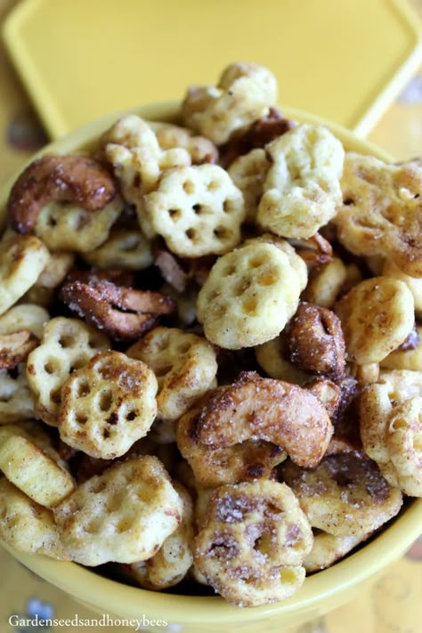 Cereal Recipes Snacks, Munchie Snacks, Honey Cone, Honeycomb Cereal, Cereal Dessert, Cereal Snacks, Cereal Treats, Snack Mix Recipes, Chex Mix