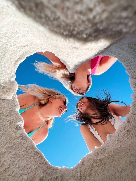 Fun Beach Pictures, Creative Beach Pictures, Sand Heart, Beach Poses With Friends, Cute Beach Pictures, Photos Bff, Beach Instagram Pictures, Summer Picture Poses, Friend Pictures Poses