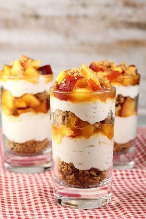 Peaches And Cream Cheesecake, Bake Peaches, Peaches And Cream Dessert, Peach Cheesecake, Dessert Cups Recipes, Mason Jar Desserts, Cheesecake Parfaits, Banana Pudding Cheesecake, Cream Cheesecake