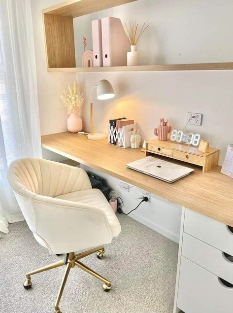 Big Desk Ideas, Cozy Office Chair, Desk Ideas Bedroom, Bureau Aesthetic, Home Office/guest Room, Home Office Layout, Cozy Home Office, Office Room Decor, Room Redesign