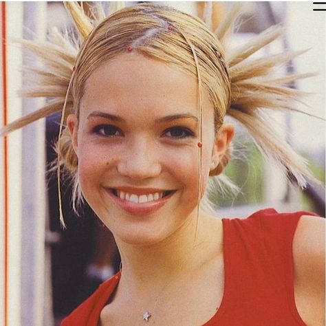 ✨LOWLIFE✨ on Instagram: “early 2000s updos were chaotically beautiful” 90s Naomi Campbell Fashion, 00s Hairstyles, 2000 Hairstyles, 00s Hair, 2000s Hair, 2000s Hairstyles, 90s Grunge Hair, Y2k Hair, Y2k Hairstyles