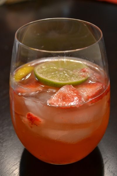 White Zinfandel Drinks, White Zinfandel Sangria, Zinfandel Wine, Easy Sangria Recipes, White Zinfandel, Sangria Wine, Best Cocktails, White Sangria, Sangria Recipe