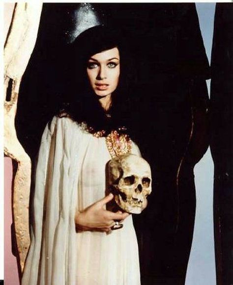 tumblr_nr07owRlqJ1td2rg5o1_500 Valerie Leon, Vintage Occult, Hammer Horror Films, Hammer Films, Famous Monsters, Vintage Witch, Classic Horror Movies, Scream Queens, Classic Monsters