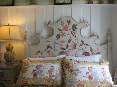 Beautiful hand painted headboard. Painted Bed Frame Ideas, Hand Painted Headboard, Headboard Painting, Painted Bed Frames, Floral Headboard, Painted Headboard, Antique Headboard, Girly Boho, Painted Beds