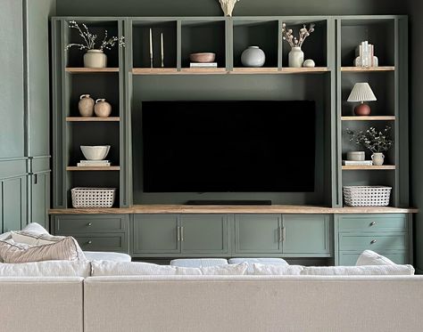 Dark Green Living Room, Media Consoles, Green Lounge, Living Room Tv Unit, Apartment Makeover, Top Tv, Cool Tv Stands, Dream Furniture, Green Furniture