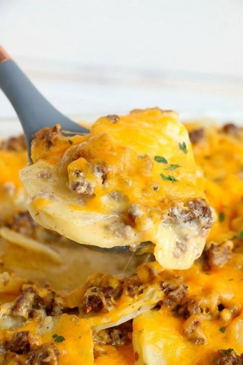 Pioneer Woman Hamburger Potato Casserole - Chefs & Recipes Ground Beef Potato Casserole, Beef Potato Casserole, Scalloped Potato Casserole, Gluten Free Hamburger, Hamburger Potato Casserole, Hamburger And Potatoes, Au Gratin Potatoes, Hamburger Casseroles Recipes, Gratin Potatoes