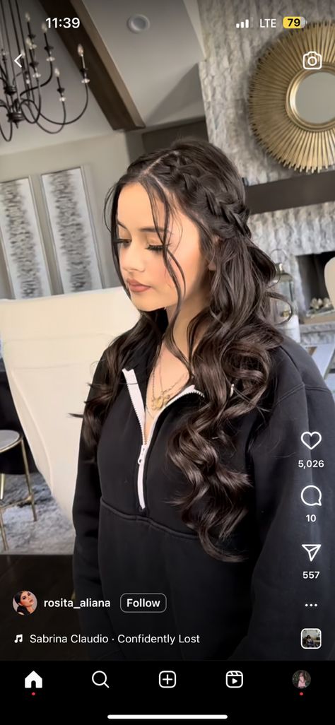 Hair Styles For Quinceañera Curly Hair, Simple Hairstyles For Damas, Hairstyles For Medium Length Hair Quince Guest, Half Up Half Down Hair Mexican, Half Up Have Down Hairstyles Prom, Hair Styles For A Quince, Culmination Hairstyles, Hairstyle For Quince Guest, Hairstyle For Quinceanera Damas