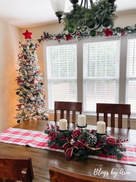 Christmas Decoration Dining Room, Christmas Living Room Centerpiece, Dinning Room Christmas Tree, Dining Room Christmas Tree Ideas, Table Centerpiece Christmas Decor, Small Dining Room Christmas Decor, Christmas Dining Room Decor Ideas, Christmas Dinning Room Decoration, Dining Room Christmas Decorations