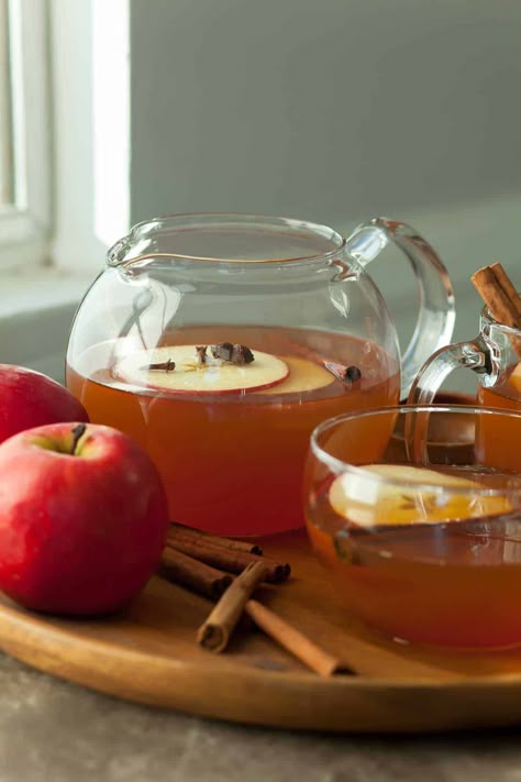 Apple Tea Recipe, Apple Cinnamon Tea, Tea For Digestion, Cinnamon Tea, Apple Tea, Autumn Tea, Ginger Recipes, Fall Drinks, Tea Recipe