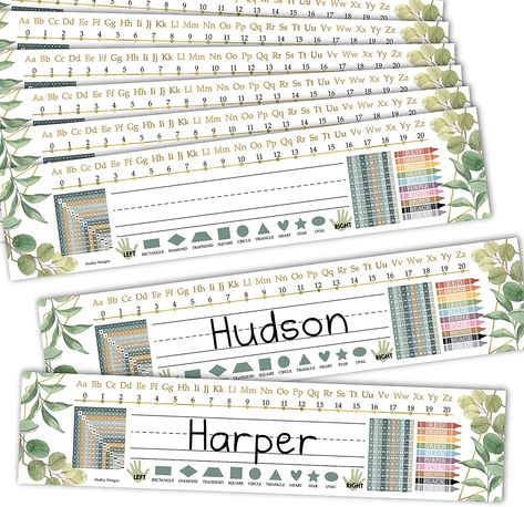 Name plates on the desks for students! Kindergarten Name Tags, Preschool Name Tags, Classroom Cubbies, Teacher Name Plate, Student Name Plates, Classroom Name Tags, Desk Kids, Kindergarten Names, Teacher Name Plates