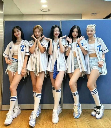 Itzy Concert Outfit, Itzy Concert, Plant Styling, Concert Fits, Indoor Plant, Kpop Outfits, Stage Outfits, Easy Peasy, Dance Outfits