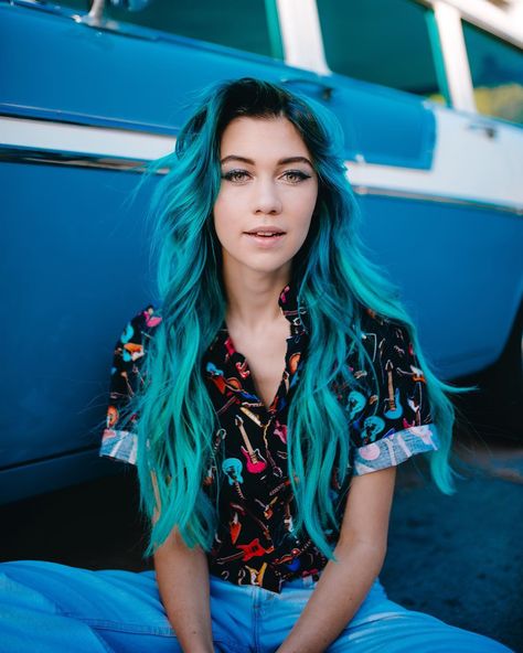 Pinterest ➳ 𝓑𝓵𝓾𝓮𝓲𝓼𝓱𝓢𝓸𝓯𝓲𝓮 Jessie Paege @jessiepaege @jessietrash T-shirt long blue hair tumblr youtubers #longhair #blue #youtubers Blue Lace Front Wig, Edgy Woman, Teal Hair, Costume Noir, Blue Wig, Fantasy Hair, Hair Color Blue, Body Wave Hair, Hair Dye Colors