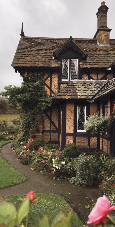 German Cottage, Cottage House Interior, British Cottage, Fairytale House, Old Manor, Cottage Aesthetic, Tudor House, Countryside House, Stone Cottage