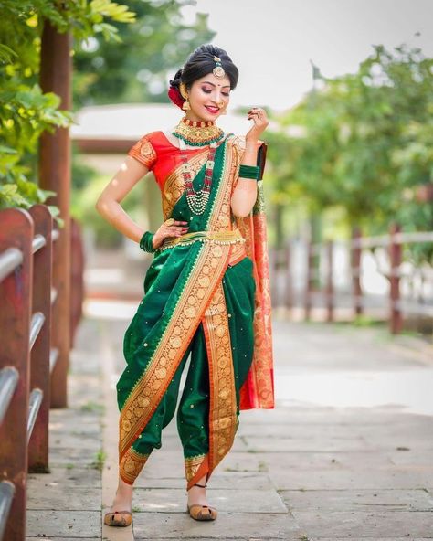 Marathi Sari Poses, Navvari Sadi Look Poses, Marathi Sadi Pose, Maharashtrian Photoshoot, Maharastrian Women In Saree, Nauvari Saree Poses, Maharashtra Saree Look, Marathi Saree Poses, Marathi Look Photoshoot