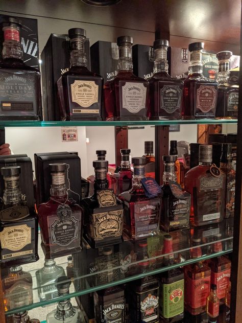 Bolo Jack Daniels, Dalmore Whisky, Jack Daniels Single Barrel, Alcohol Store, Jack Daniels Bottle, Pretty Alcoholic Drinks, Whisky Drinks, Jack Daniels Distillery, Whisky Bar