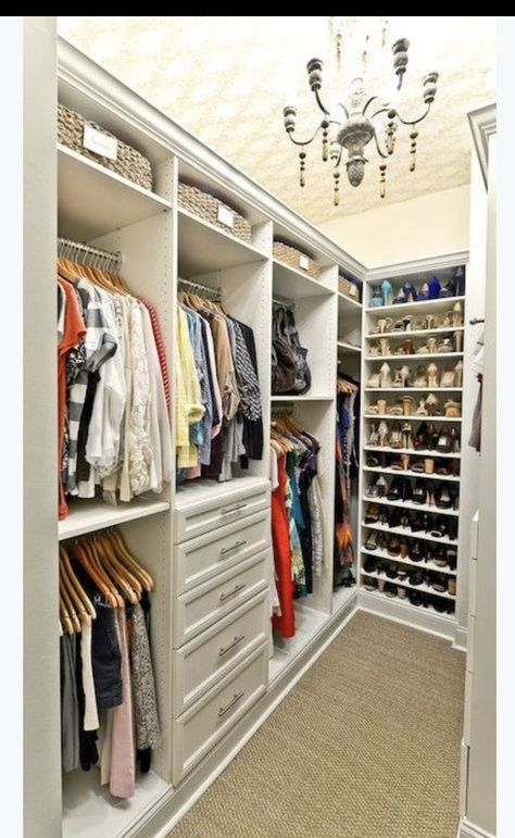 Organizing Walk In Closet, Master Closet Design, Small Walk In Closet, Closet Planning, Organized Closet, Dressing Room Closet, Walking Closet, Armoire Dressing, Dream Closet Design