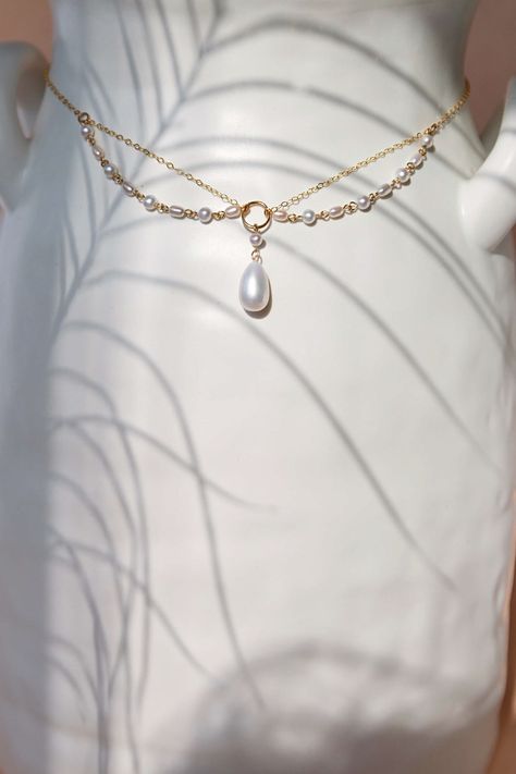 Aurelia Pearl Necklace – Katy Faye Cute Necklace Gold, Charms Jewelry Ideas, Elegant Pearl Necklace, Cool Gold Necklaces, Beautiful Necklaces Unique, Chain Jewelry Ideas, Outfits With Gold Jewelry, Necklace Diy Ideas, Pearl Necklace Making