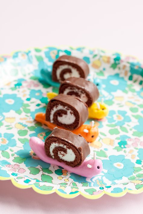 Swiss roll snail treats are the perfect kid-friendly “escargot” for any garden party! Mini Swiss Rolls, Escargot Recipe, Snails Recipe, Swiss Cake, Garden Party Recipes, Swiss Rolls, Swiss Roll Cake, Handmade Charlotte, Edible Crafts