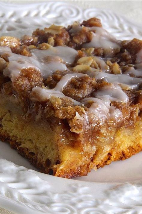 Cinnamon Roll Crust, Apple Crisp With Oatmeal, Best Apple Crisp Recipe, Popular Desserts Recipes, Best Apple Crisp, Cinnamon Crunch, Cinnamon Roll Dough, Most Popular Desserts, Thanksgiving Desserts Easy