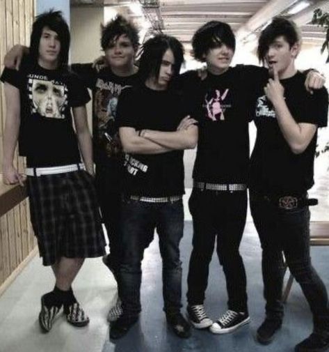 @trailergff Emo Friend Group, Emo Boy Fashion, Emo Guy Outfits, Emo Boy 2000s, 2000s Emo Outfits, Emo Fashion Men, 2000s Emo Boy, Emo Boy Outfits, Emo Party