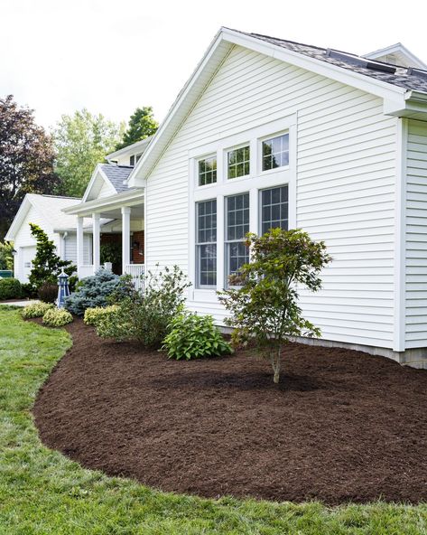 Simple Mulch Landscaping Ideas, Fall Landscape Ideas, Fall Landscaping Front Yard, Fall Garden Ideas, Front Yard Design Ideas, Brown Mulch, Garden Home Ideas, Fall Landscaping, Landscaping Rock