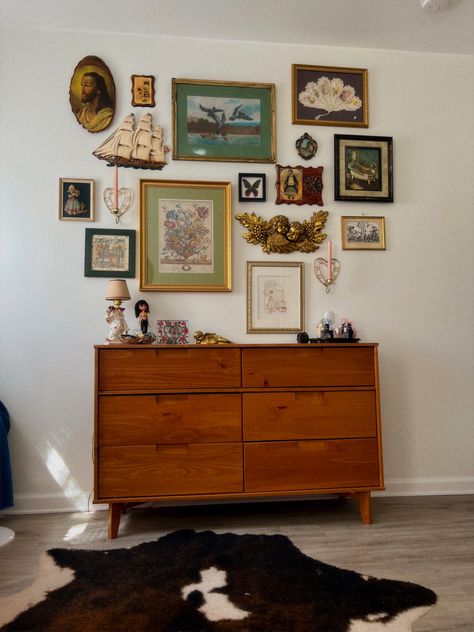 Mid Century Modern Collage Wall, Gallery Wall Reading Nook, Floating Gallery Wall, Mid Century Modern Living Room Gallery Wall, Mid Century Gallery Wall Ideas, Gallery Wall With Mirrors And Art, Mid Century Maximalism Bedroom, Thrifted Art Gallery Wall, Midcentury Gallery Wall Ideas