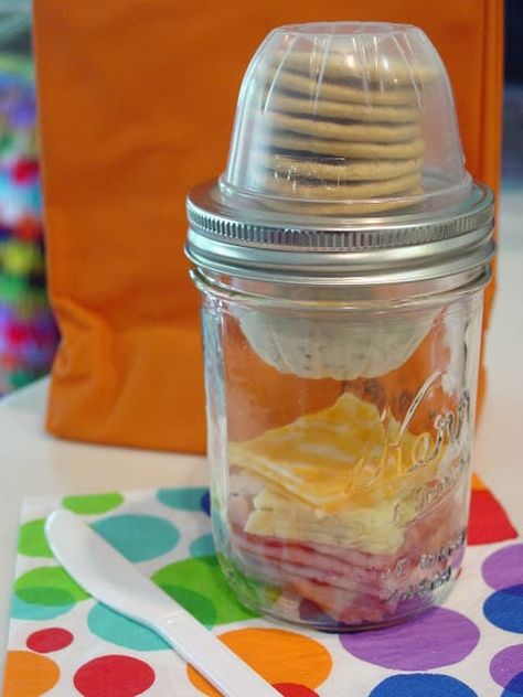 mason jar tip for school lunches or anyone packing a lunch, or carrying in a lunch to work or to school or to a picnic or traveling, etc. Tips or ideas about a container to use for a portable breakfast, lunch, dinner, or snack. Mason Jar Snacks, Mason Jar Lunch, Mason Jar Meals, Wine Bottle Diy Crafts, Quick Snack, Fruit Cups, Mason Jar Crafts Diy, Wine Bottle Diy, Meals In A Jar