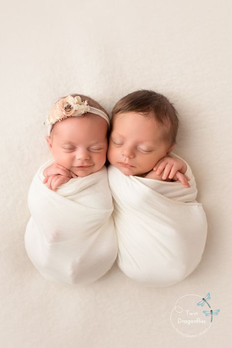 Newborn Baby Photography Ideas, Twin Babies Pictures, Newborn Twin Photos, Twin Baby Photography, Twin Baby Photos, Baby Photography Ideas, Newborn Twins Photography, Twin Photography