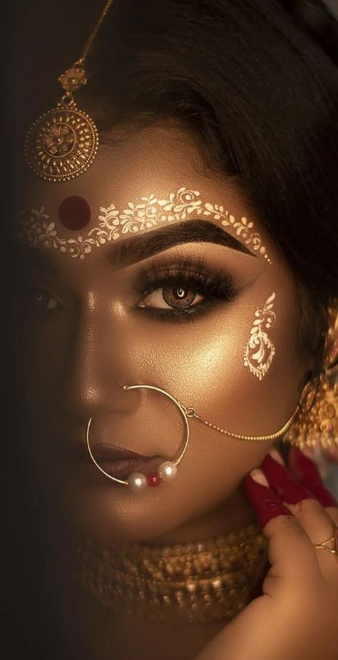 Navaratri Devi Makeup, Bengali Bridal Eye Makeup, Bengali Bride Eye Makeup, Bengali Eye Makeup, Gujarati Makeup, Durga Makeup Look, Radha Makeup Look, Bengali Makeup Look, Bengali Bride Makeup