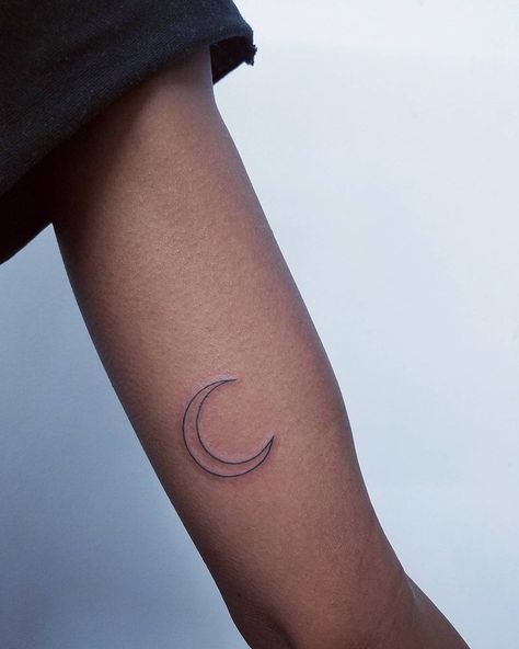 Crescent Moon Tattoo. A simple, thinly lined crescent moon tattoo. Click through for 49 arm tattoo ideas. #armtattoos #tattoodesigns #tattooideas #tattoos #moontattoo IG: @flesh_and_fluid Upper Arm Line Tattoos For Women, Word Tattoos On Arm, Popular Tattoo Designs, Arm Tattoo Ideas, Tattoo Japanese Style, Crescent Moon Tattoo, Clover Tattoos, Upper Arm Tattoos, Flower Tattoo Arm