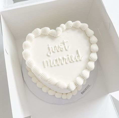 wedding cake, heart shape, statement icing, wedding trend, love and elegance, cake design, wedding inspiration, bridal trends, cake decoration, wedding dessert, wedding planning, sweet symbol, elegant cake, romantic cake, love-themed cake, bridal ideas, wedding decor, dessert table, cake inspiration, bride-to-be Heart Shaped Wedding Cakes, Heart Wedding Cakes, Simple Beach Wedding, Heart Shaped Cakes, Engagement Cakes, Simple Wedding Cake, Wedding Cakes Vintage, White Wedding Cake, Heart Cake