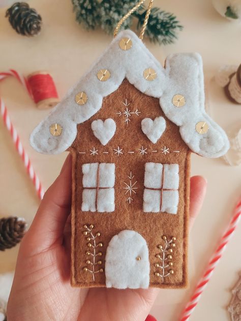 Textile Christmas Decorations, Felt Gingerbread House Ornament, Gingerbread Felt Ornaments, Christmas Gingerbread House Decor, Felt Gingerbread Ornaments, Christmas Cottage Decor, Felt Gingerbread House, Christmas Felt Ornaments, Felt Houses