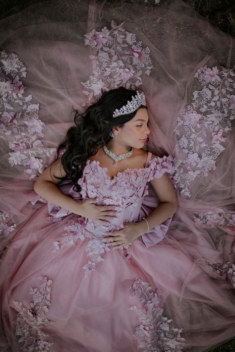 Sweet 16 Court Pictures, Quince Photoshoot Poses, Quince Pictures Ideas, Quinceañera Photoshoot Ideas With Court, Pre Quince Photoshoot Ideas, Sweet 16 Poses, Pre Debut Shoot, Sweet 16 Photoshoot Ideas Outdoors, Quince Court Pictures