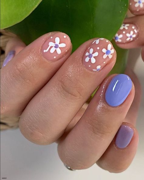 SILKBEAUTY on Instagram: "Daisy dots 🌸🌸🌸 Using @glitterbels - ‘silkbeauty’ for money off 💸 •Cover beige builder gel & rubber top coat •White unbelievable gel paint •Martini please & raise a glass hema free gel Finished with @cutieoils - ‘SILK10’ for money off 💸 #daisynails #daisynail #daisynailart #flowernails #flowernails🌺 #flowernailart #floralnails #floralnailart #floralnail #summernails #summernails2022 #summernailart #augustnails #nailtrends #nailtrends2022 #pastelnails #pastelnails💅 Gel Manicure Flower Designs, August Nail Art Ideas, Gel Nails August, August Gel Nails, Daisy Gel Nails, Gel Manicure Short, Floral Gel Nails, Rubber Gel Nails, August Nails Designs