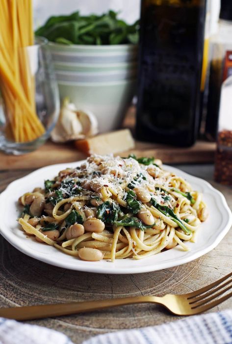 White Beans And Spinach, Brown Butter Sauce, Bean Pasta, Butter Pasta, Lemon Garlic Chicken, Delicious Pasta, Yummy Pasta Recipes, White Plate, Vegetarian Recipes Easy