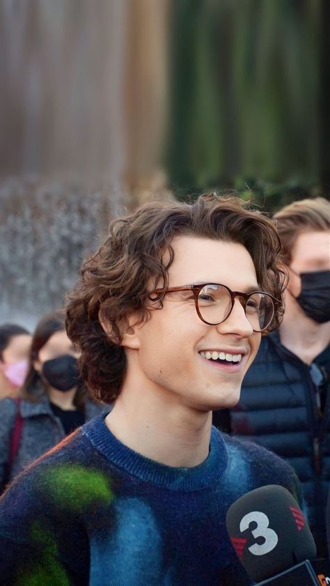 Tom Holland Long Hair, Tom Holland Hair, Tom Hallond, Tom Holland Wallpaper, Tommy Holland, Mens Haircuts Short Hair, Perfect Human, Marvel Cast, Hairstyle Inspo