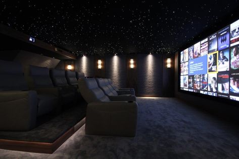 Movie Room Bloxburg Ideas, Movie Room Luxury, Bloxburg Home Theater, Bloxburg Cinema Room, Movie Theater Rooms Bloxburg, Bloxburg Theater Room, Bloxburg Movie Theater Ideas, Bloxburg Cinema, Indoor Cinema